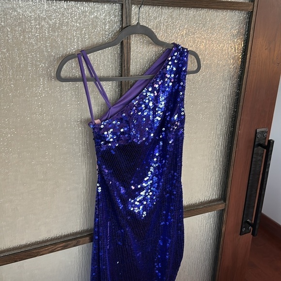 Mac Duggal One-Shoulder Sequin Column Gown size 4. - Picture 9 of 17